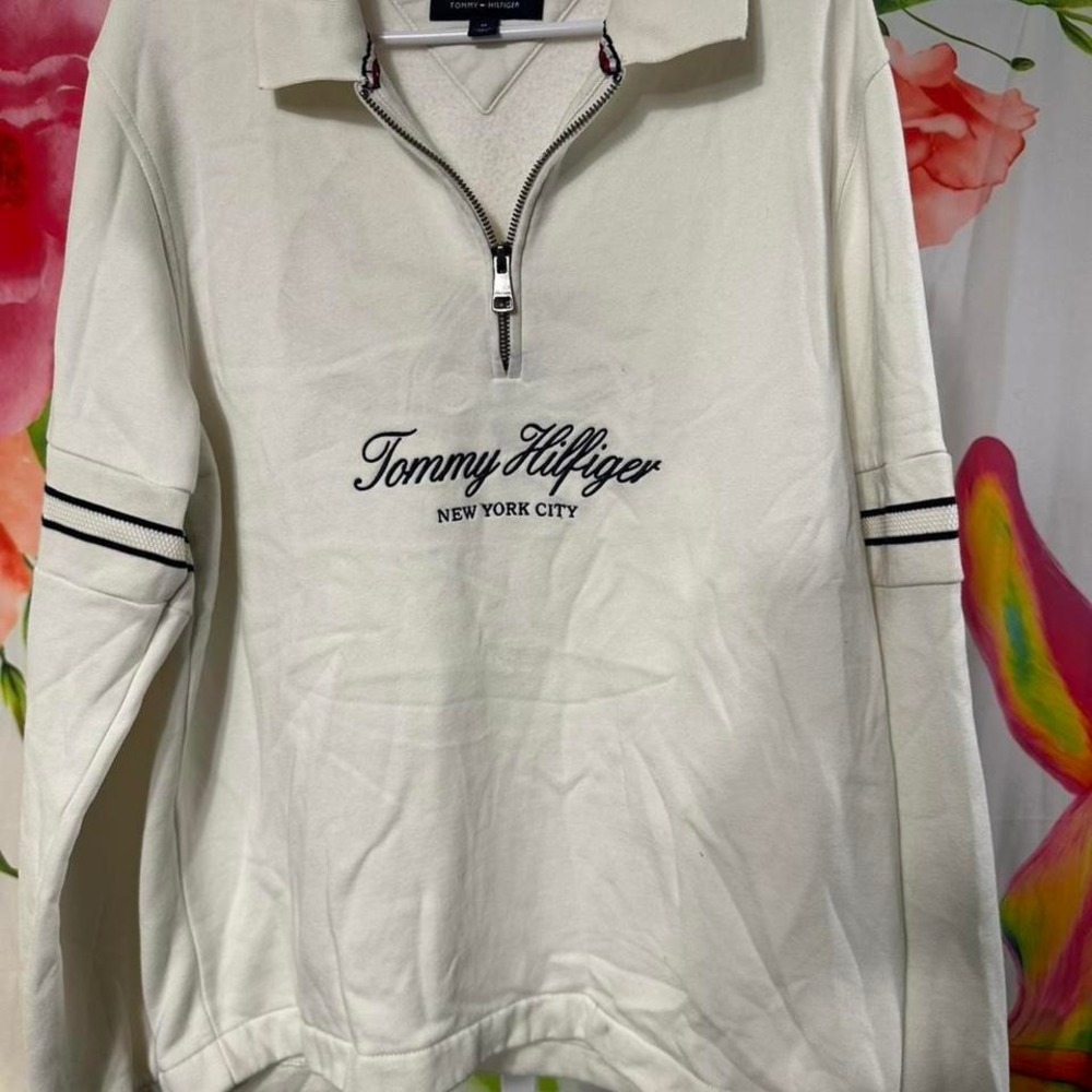 S167. Tommy Hilfiger white quarter zip sweatshirt Size M